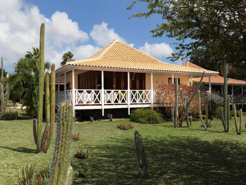 Papagayo Beach Resort (Adults Only) Виллемстад Экстерьер фото